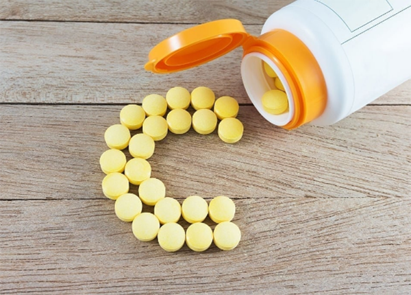 Những lợi ích và cảnh báo khi sử dụng Vitamin C hàng ngày