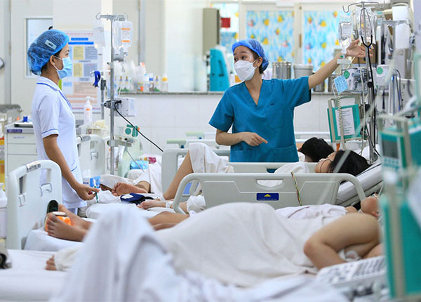 Tăng lương và phụ cấp tạo động lực mới cho nhân viên y tế tuyến đầu