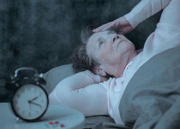 Làm cách nào để cải thiện tình trạng mất ngủ ở người cao tuổi?