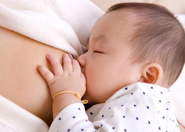 Những lợi ích không hề nhỏ khi nuôi con bằng sữa mẹ