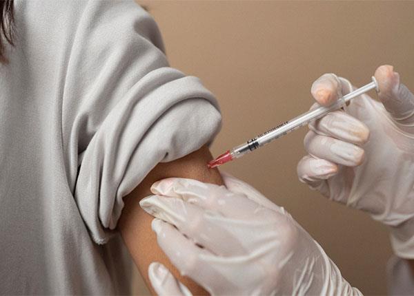 Mới tiêm vắc xin có được uống thuốc không và cần lưu ý gì?