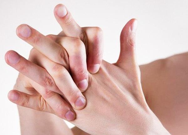 Ngón tay xuất hiện tình trạng sưng ngứa có thể mắc bệnh gì?