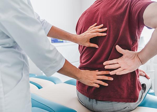 Người bệnh gặp tình trạng đau lưng khi nào cần gặp bác sĩ?